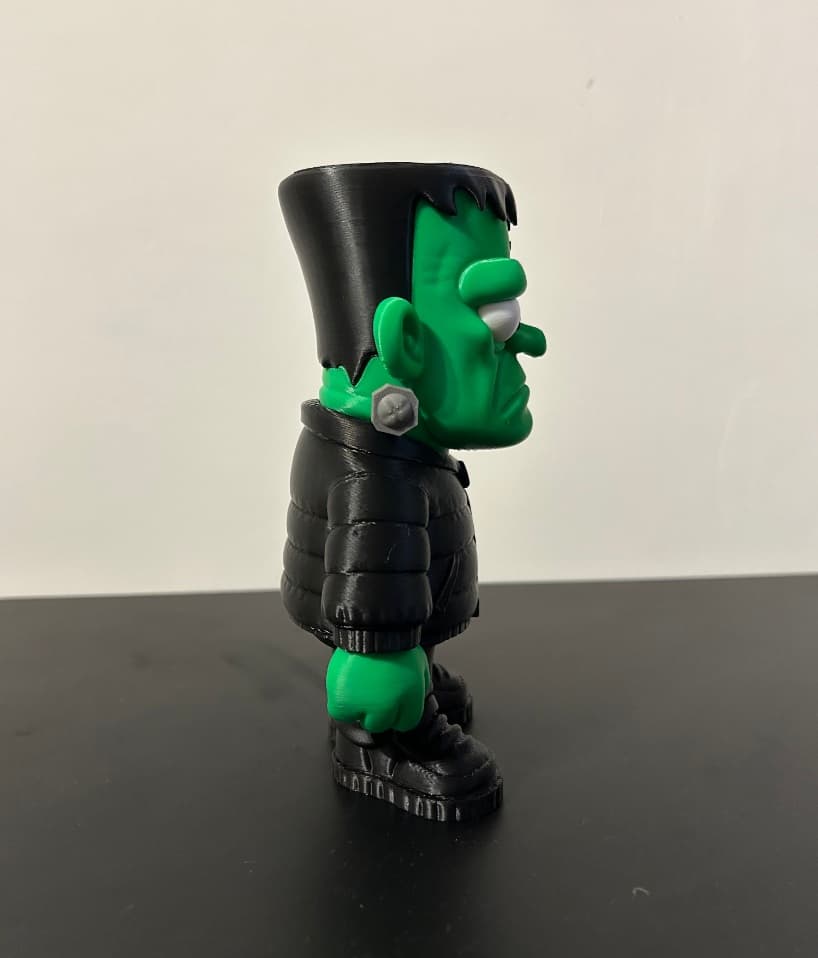 Boneco verde com parafuso 2