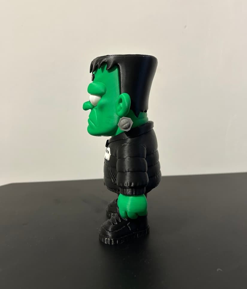 Boneco verde com parafuso 4